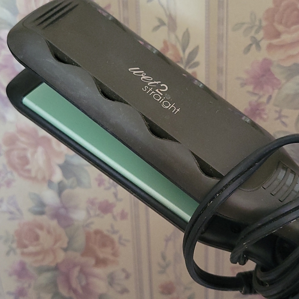 Wet 2 straight flat iron